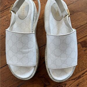 Gucci Women's White Sandals with Gold Accent